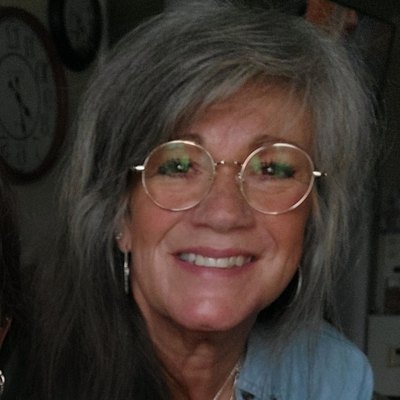 Meet your Posher, Caroline - Picture 2 of 2